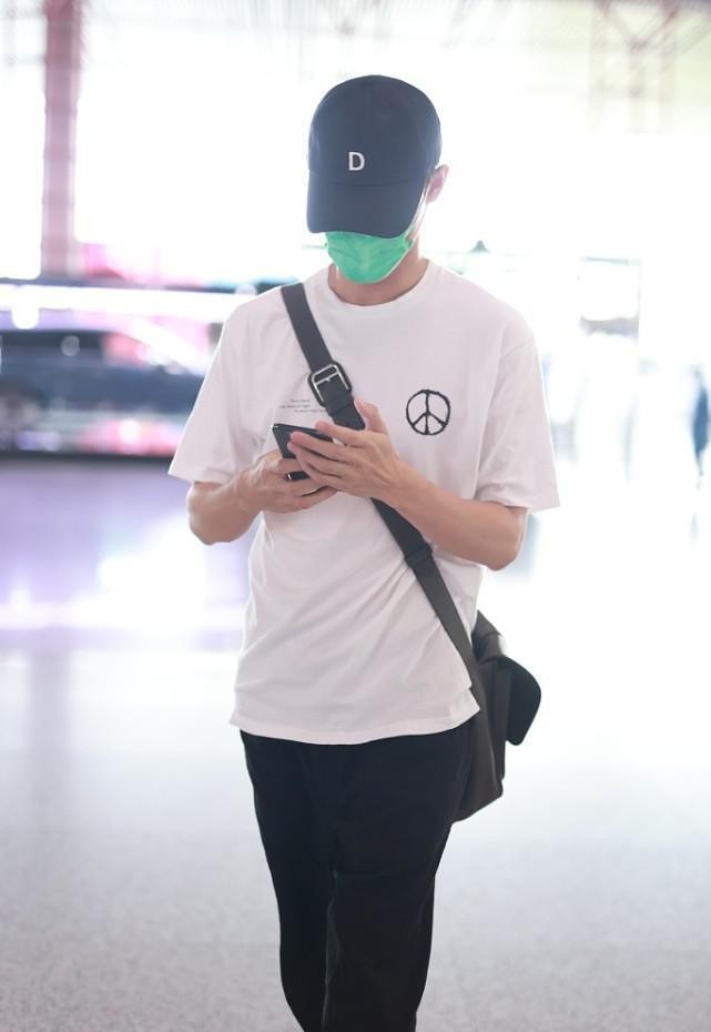 王凯的型男气质抹不掉，白色T恤配束脚裤穿，身材真是没啥挑剔的