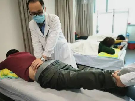 腰椎间盘突出，手术并非最好的治疗方法。中医正骨有说道