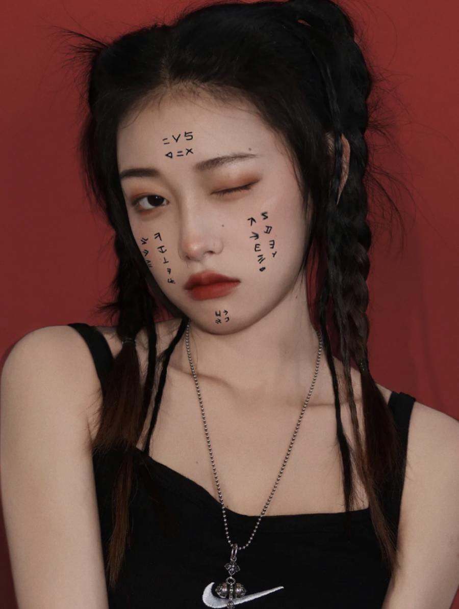 今年新出这4款发型洋气又显脸小,扎起来不秃头又不挡脸的发型