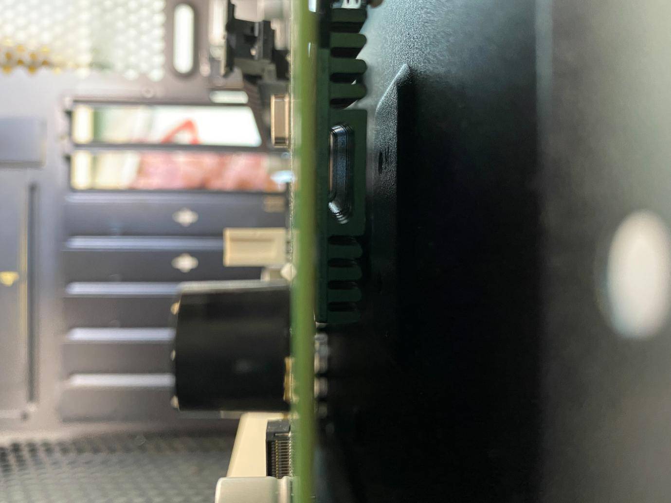 电脑系统是装在主板还是cpu上,电脑换了cpu和主板要重新装系统吗