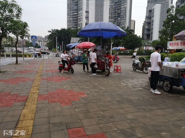 还在用僵尸车、三轮车摆摊?时代不同了,带你看看真正的地摊神车