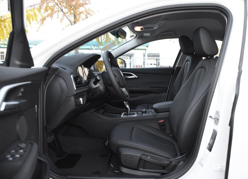 2023款奔驰a180l和宝马120i,奔驰a级180和200哪个更值得买