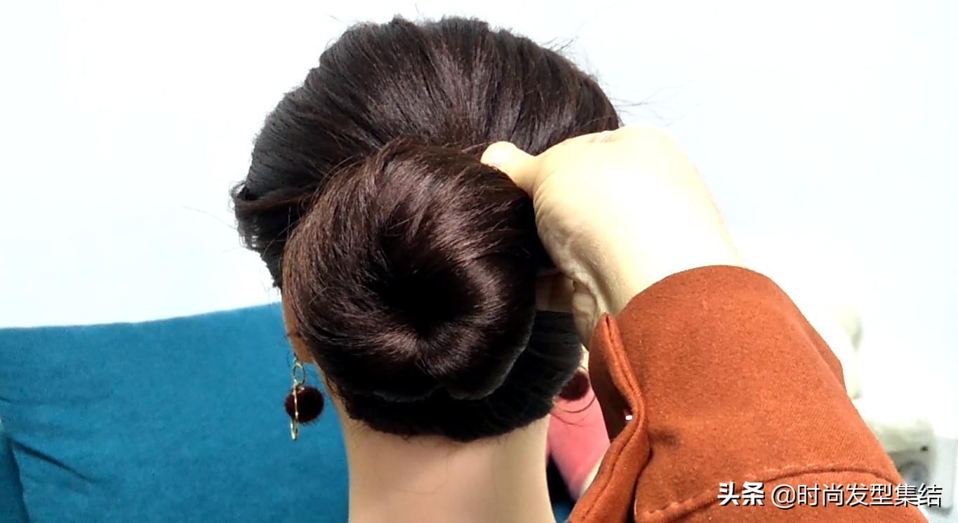 气质丸子头的简单扎法蓬松中长发,俏皮丸子头的简单扎法中长发