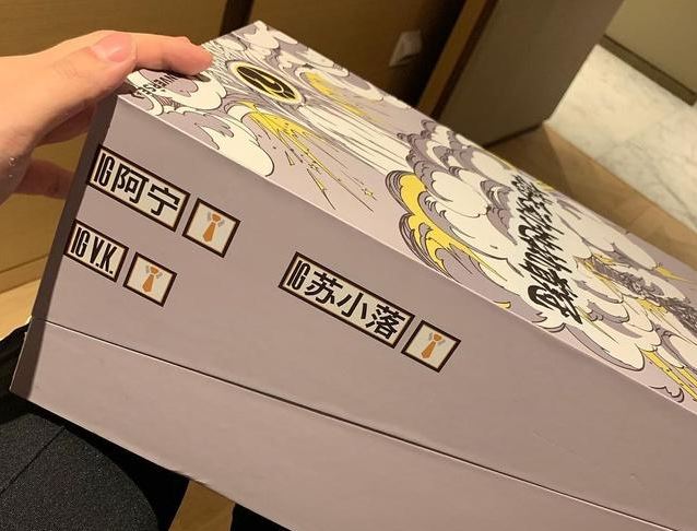 校长为iG定制战靴，队员经理人手一款！定帆布鞋只为了印队标？