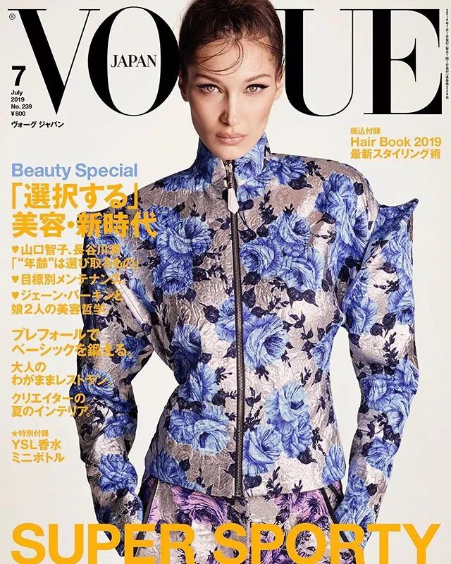 超模bellahadid现场喷制礼服,bellahadid变身复古摩登女郎