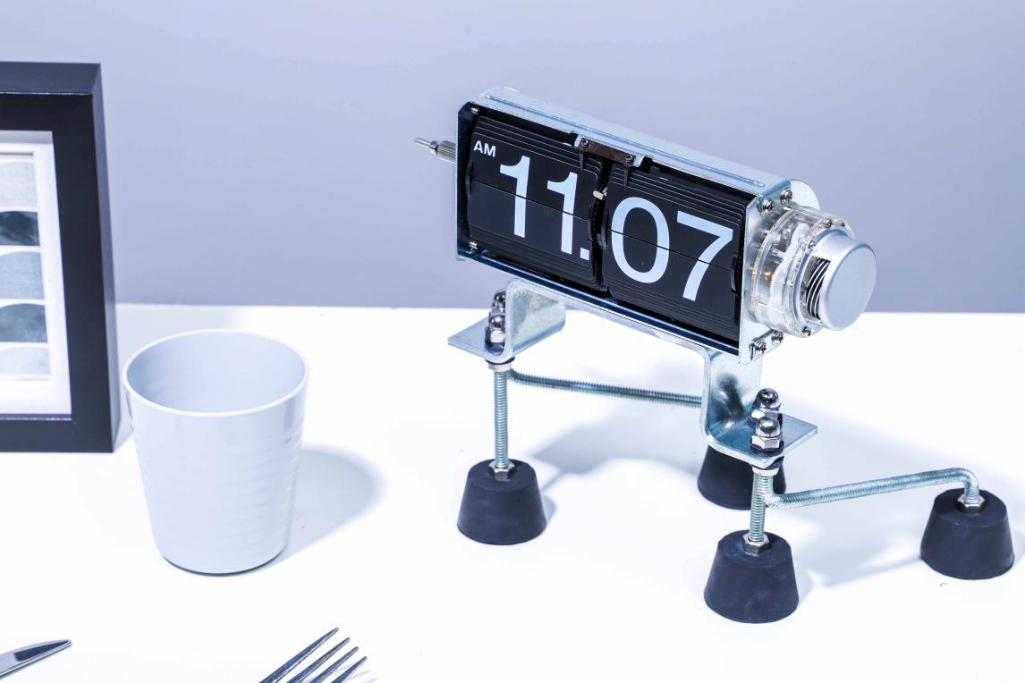 逆天了！没有指针屏幕，这块时钟居然靠翻页来计时