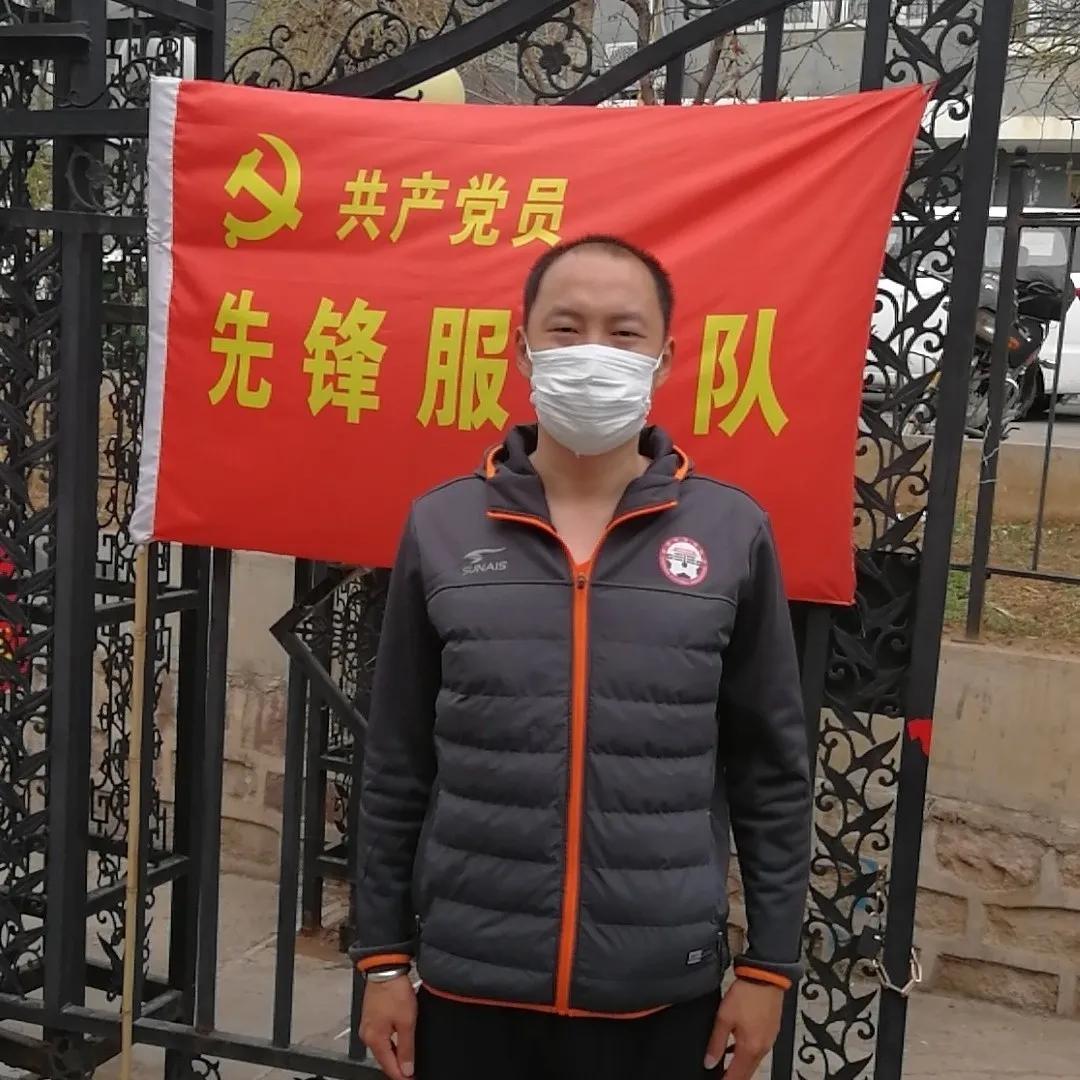 特写｜扎心了，这位绿茵法官“工作执勤”“云上充电”两不误