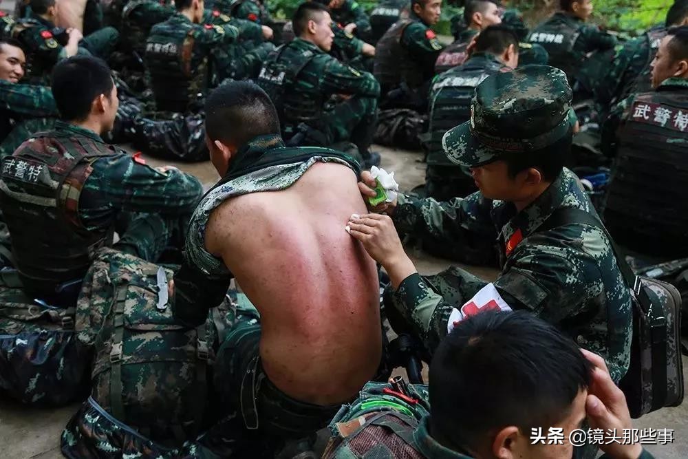 特种兵敬礼动态图,迷彩服军人背面敬礼照片