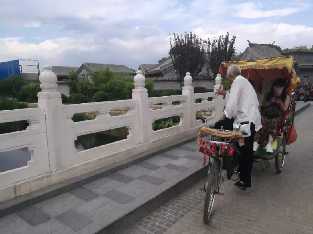 北京蹬三*大轮**爷，一小时150元，住四合院，真实身份是“贝勒”