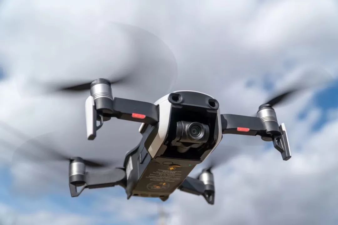 大疆“御”MavicAir，你见过可以塞进口袋的随行无人机吗？