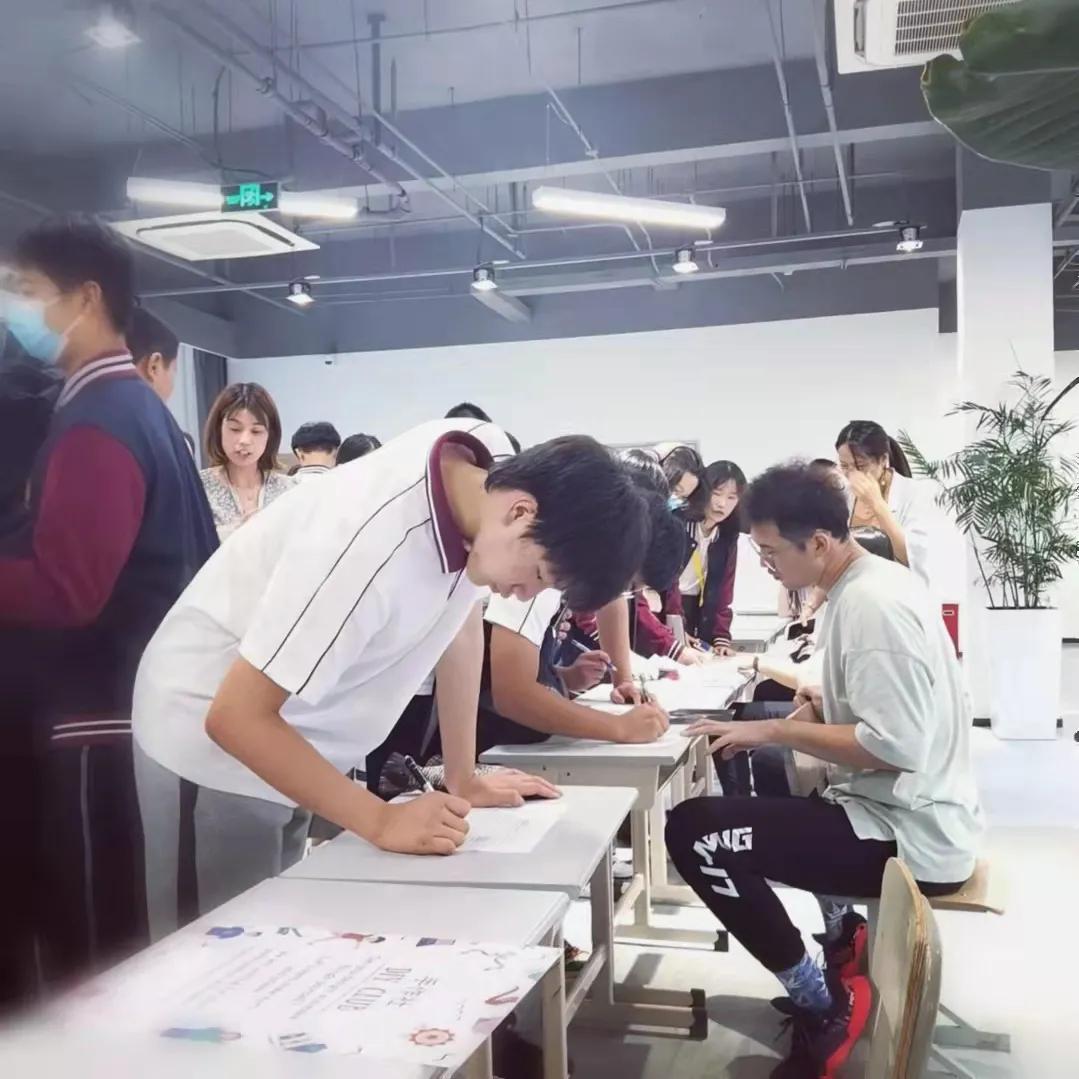 上海高藤致远创新学校社团招新现场：有趣的人，终会相遇