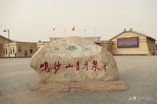 鸣沙山月牙泉堆满了游客,鸣沙山月牙泉景区