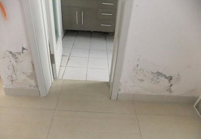 卫生间往楼下漏水楼道墙面湿了,卫生间漏水到楼下墙面湿了怎么办