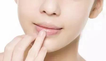 冬天皮肤干燥嘴唇干裂用什么,冬天嘴唇总干裂流血什么原因