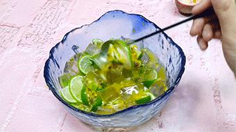 凉粉百香果果冻,百香果话梅凉粉做法