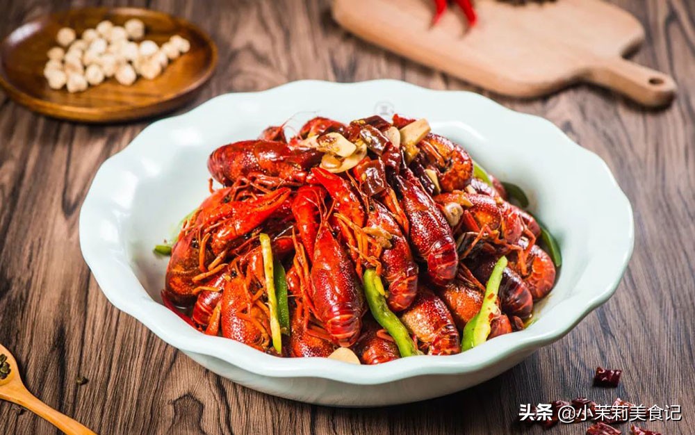 小龙虾怎么区别母虾和公虾,买小龙虾买公的好还是母的好