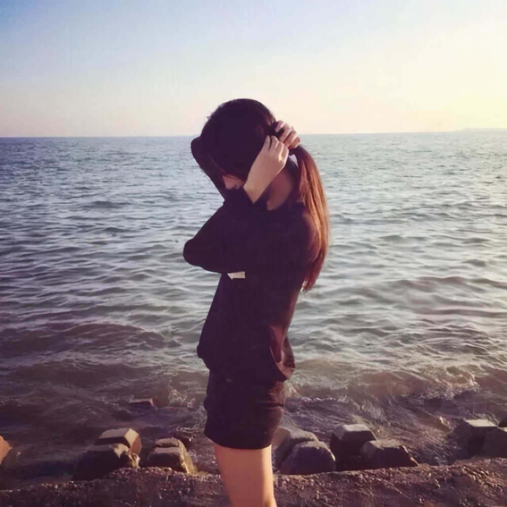 英国20岁美女居家不穿胸罩，被陌生男人骚扰，警告她把内衣穿上