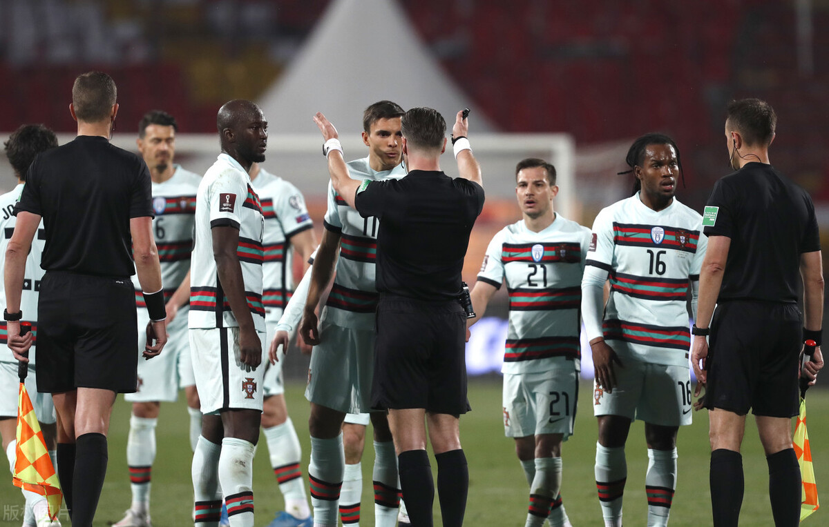 世预赛c罗遇门线悬案,葡萄牙被淘汰c罗怒摘队长袖标