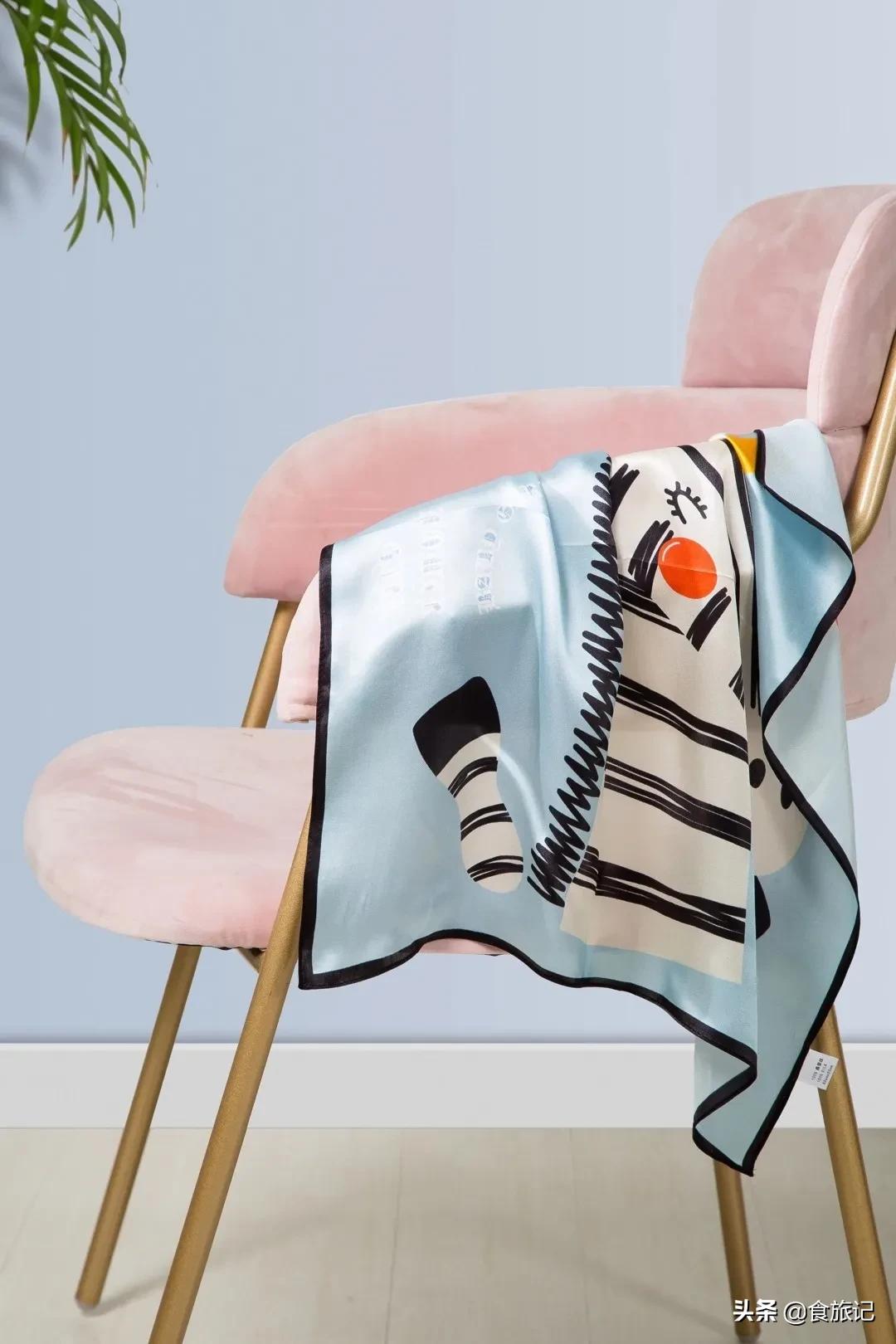 丝巾的气质系法,一条小小的丝巾可以点缀你的气质