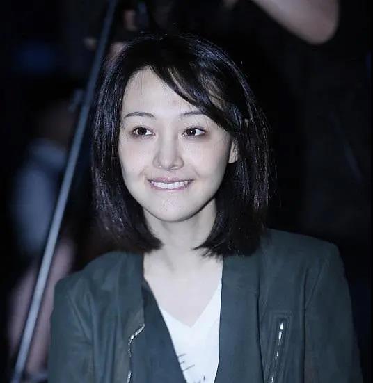 郑爽15年后发生了什么？黑眼圈、暴瘦、畏光、精神失控，就像吸毒