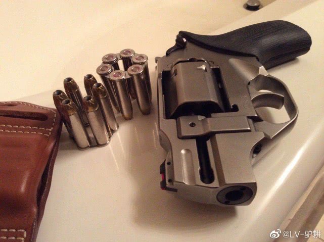 疫情期间美国华人囤枪,美国疫情囤枪真实情况