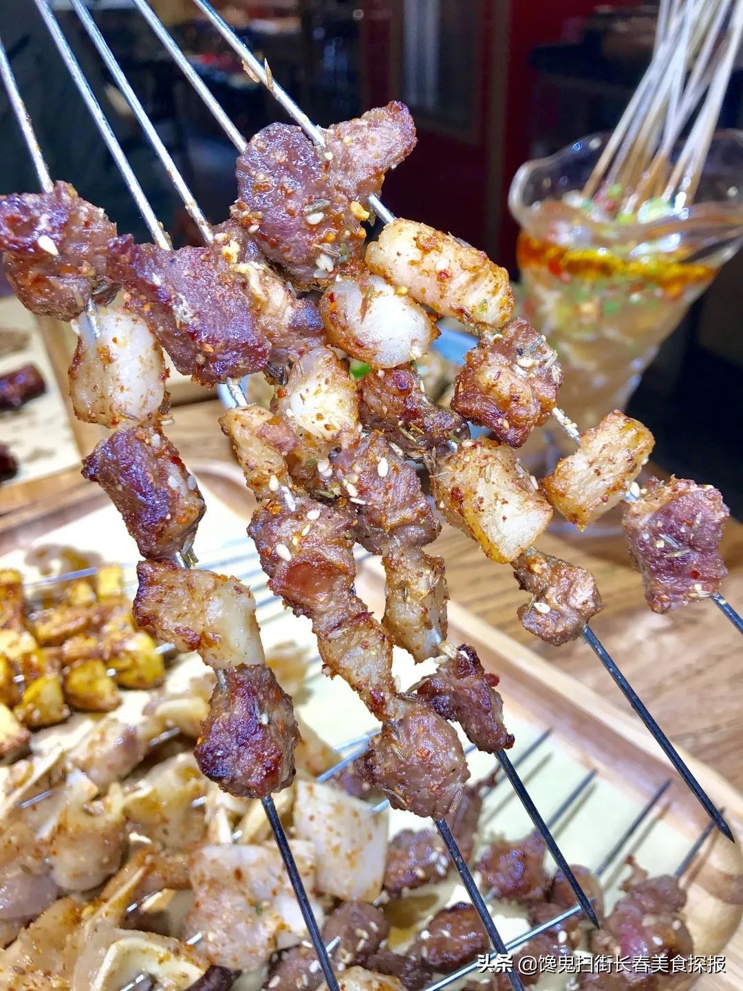 二道老厂区奇店。鹅的一切，全都炭火烤。烤鹅脖大锤抡