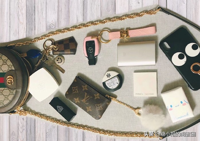 欢度国庆，男朋友买了个超贵的大牌包包送我，我提出了分手