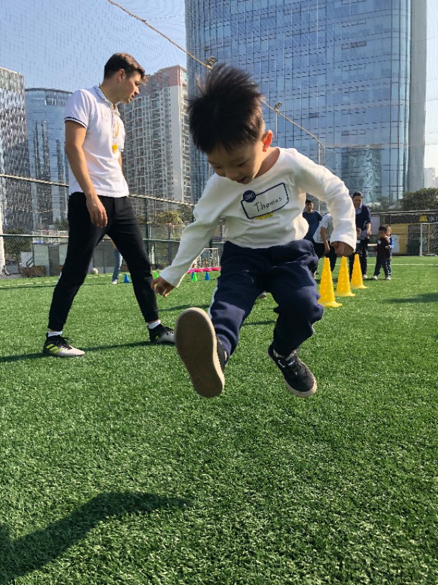 足球运动对少年儿童成长的好处,足球运动对幼儿身心发展的益处