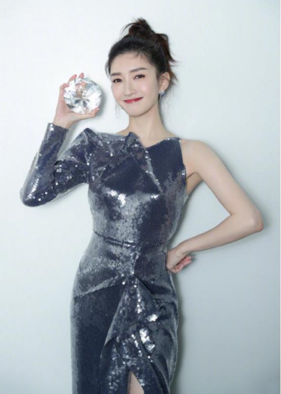 江疏影端庄大方,江疏影偷偷整理礼服