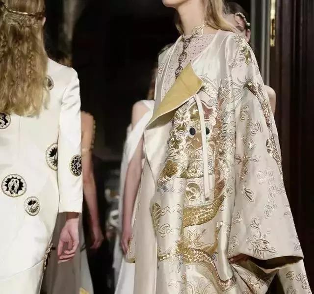 亚历山大麦昆作品效果图,亚历山大麦昆银色细闪