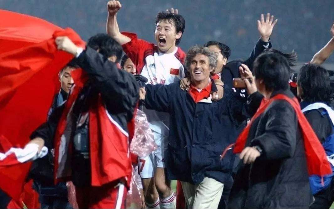 她曾是中国第一足球记者,与米卢关系密切,今再贴米卢合影少人看