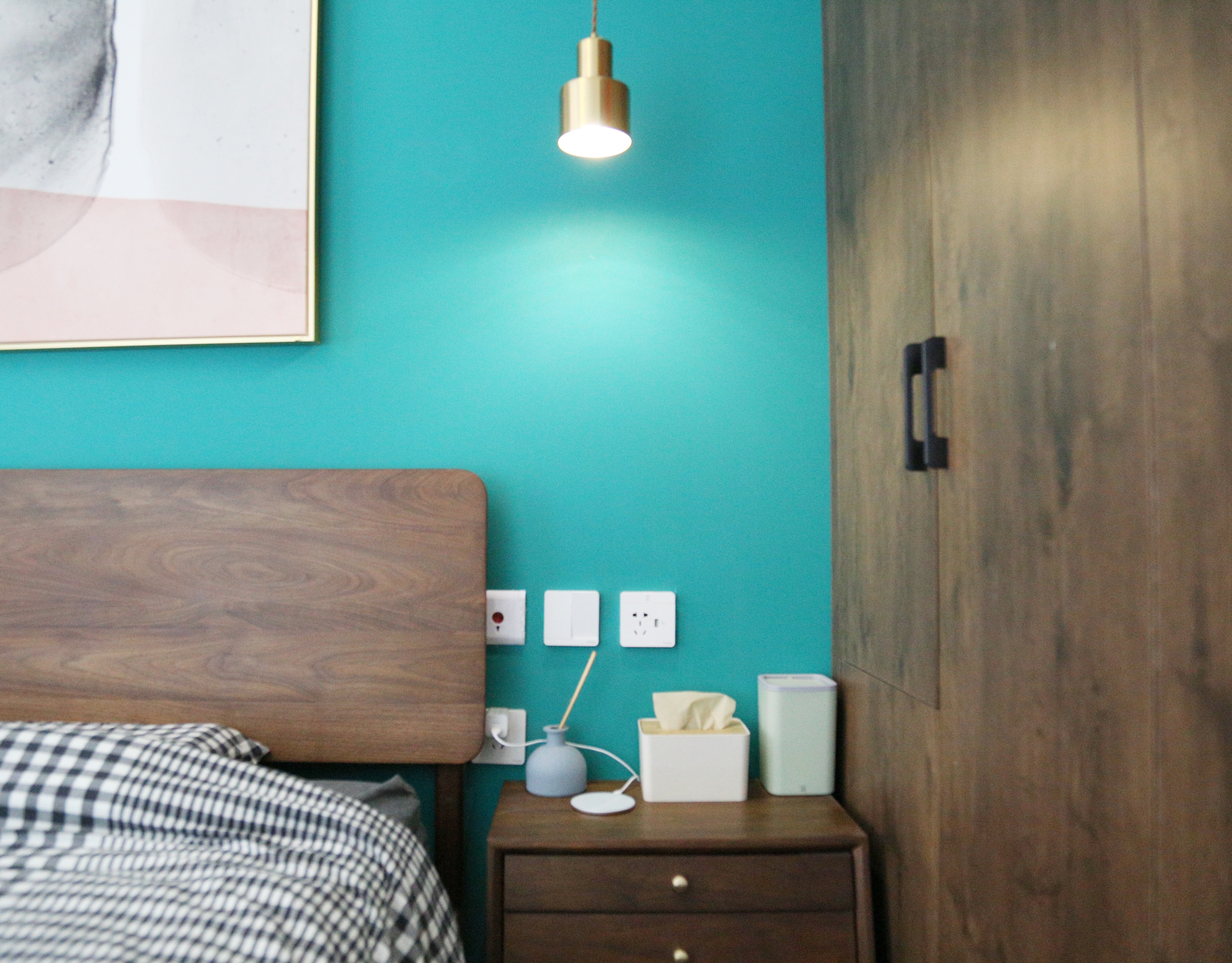 柜门用推拉门和平开门哪个好,定制衣柜推拉门选什么颜色好看