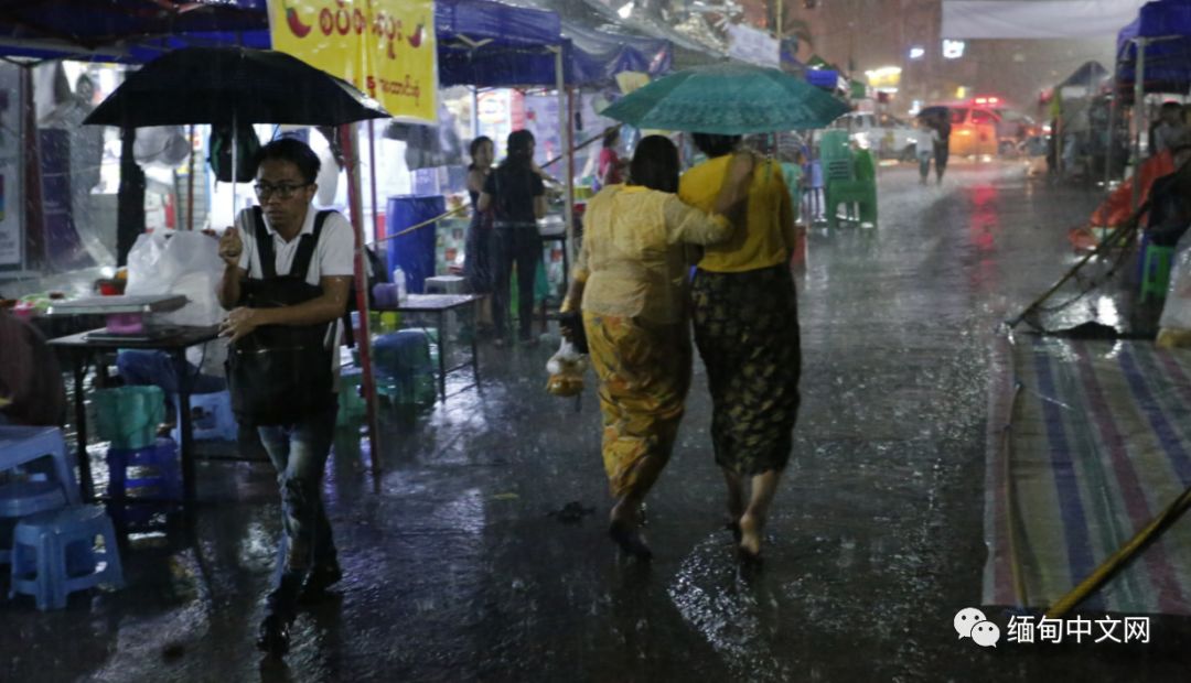 仰光雷雨，积水没过大腿，不少车子在水中“游”