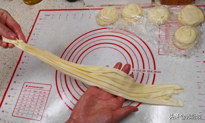 家里有面粉，就能做香酥手抓饼，1次做上30张，5分钟搞定全家早餐