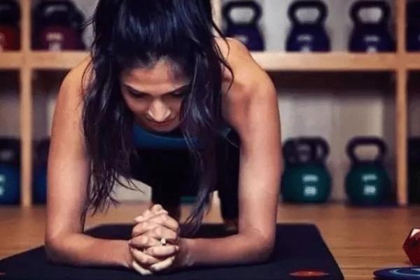 俯卧撑平板支撑哪个练核心力量好,为什么核心力量好平板支撑却很弱