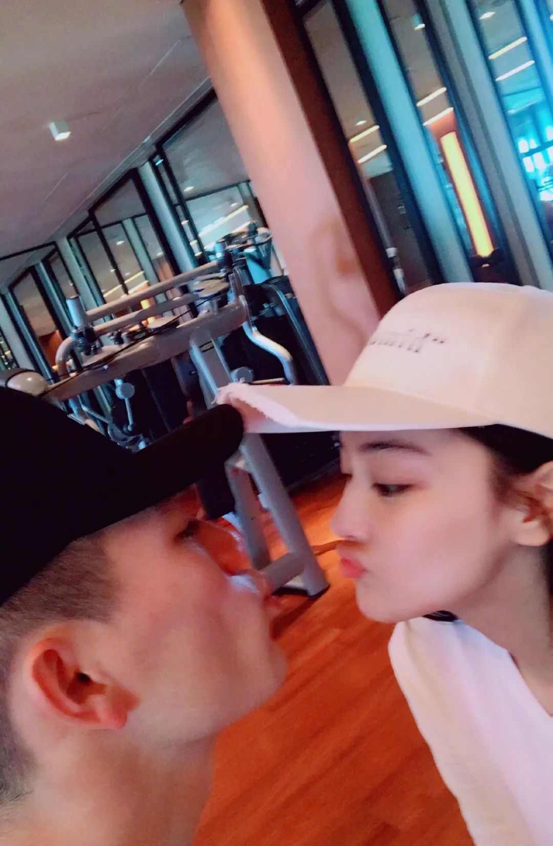 她是李晨前女友，绯闻缠身被骂“心机女”，嫁人生子后成女神