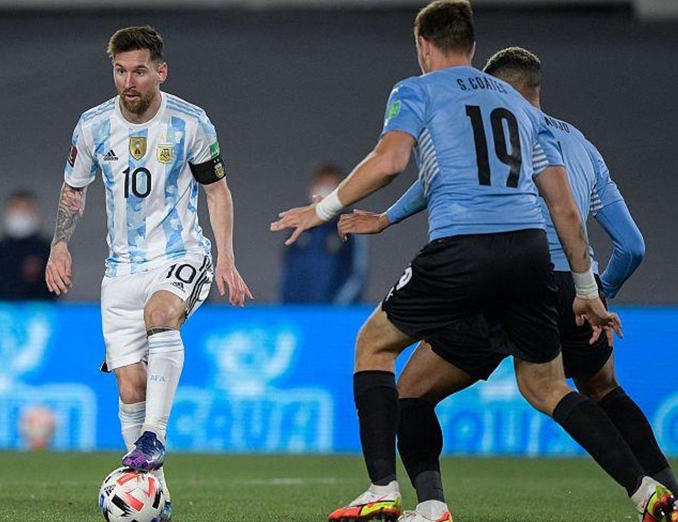 梅西又是全场最佳!诡异破门创纪录,本不想进球:队友和门将帮忙