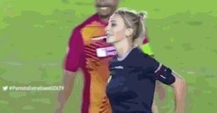 巴西女裁判挑衅男球员,巴西女裁判后续