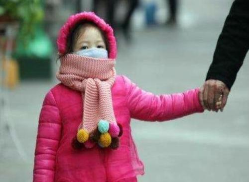 天气热如何提醒家长给孩子穿衣服,冬季给娃穿衣只需两个原则