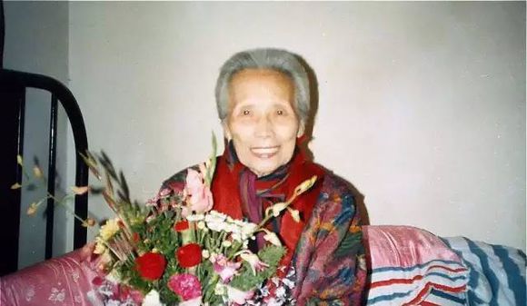 被丈夫背叛后果断选择离婚,被老公怀疑出轨后自暴自弃