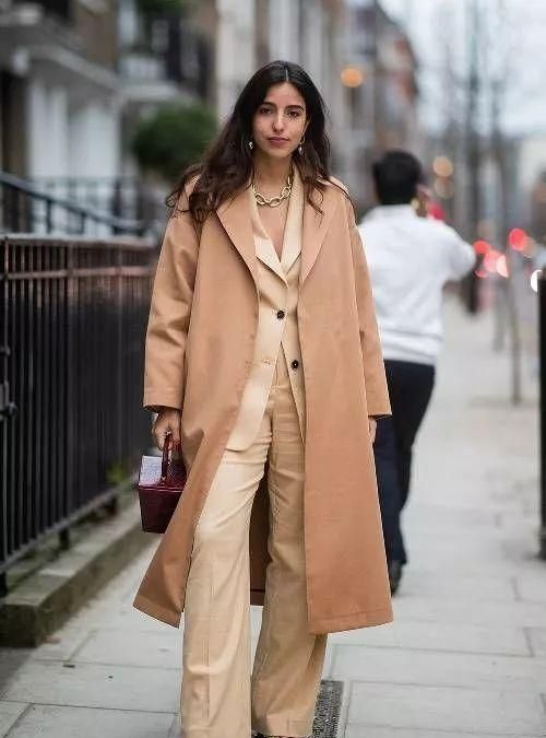 驼色大衣配色法则教你穿出高级感,暖驼色搭驼色大衣好看吗