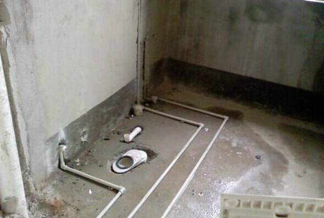 刚入住马桶就堵了找房东吗,楼房马桶下水管道堵了