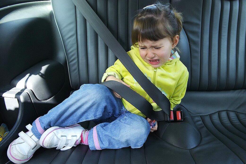 小孩出现晕车的症状以后怎么处理,宝宝会晕车是身体虚弱吗