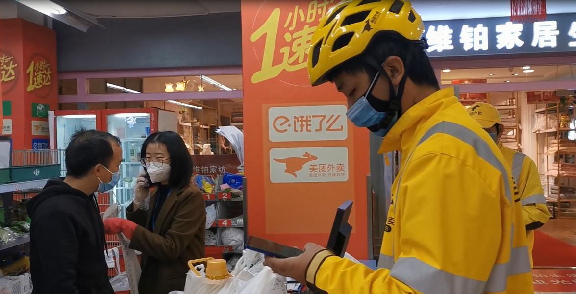 外卖小哥，用车轮温暖着昆明