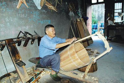 老行当箍桶匠图片,箍桶消失的老人