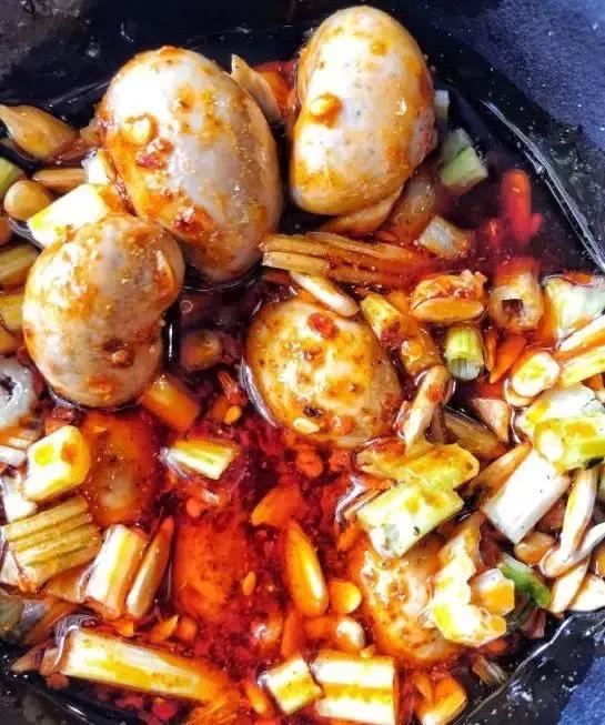 终于被我吃到了！这一锅90年代的麻辣烫，才是咱老成都挂念的市井味啊！