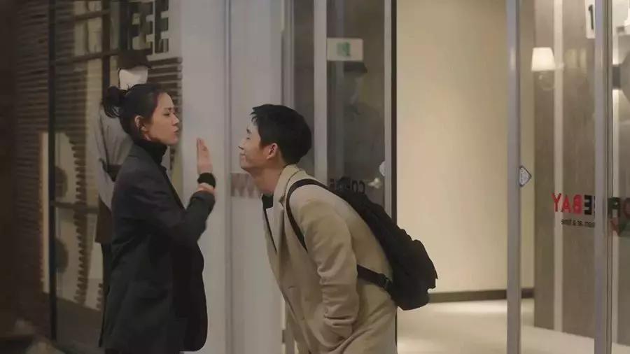 “衣不蔽体，引发海啸”？女德班竟将目标朝向00后，家长要警惕