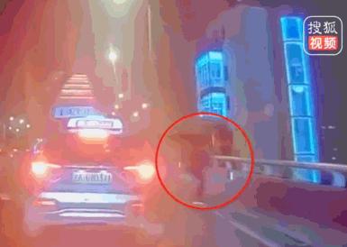 17岁男孩跳桥自杀事件后续,17岁男孩跳桥5分钟完整视频