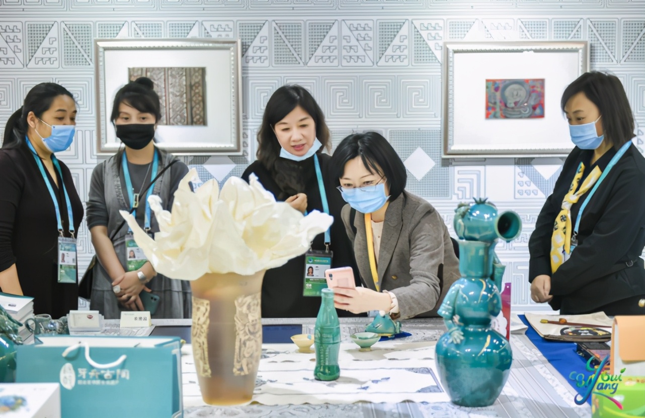 多彩进博会：老干妈走上时装周、苗绣碰撞爱马仕、贵银遇见…