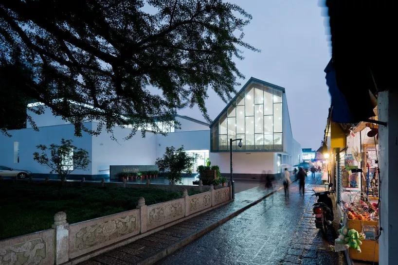 朱家角古镇和新场古镇哪个大一点,新场古镇和朱家角哪里好吃的多